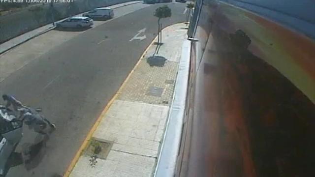Una banda de ladrones vacía una tienda sevillana de drones en dos minutos