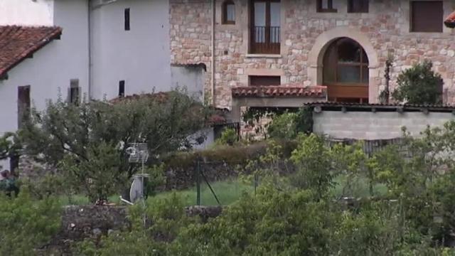 La Guardia Civil busca al hombre huido tras pasar la noche atrincherado en su casa de Turieno (Cantabria)