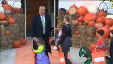 Donald Trump y Melania celebran Halloween rodeados de niños