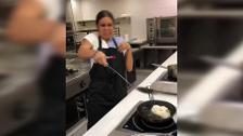 Cristina Pedroche se enfrenta a un huevo frito en 'Pedrochef'