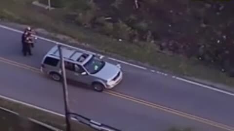 Tiffany, hermana de Terence Crutcher, es consolada por el abogado de la familia, Damario Solomon-Simmons, junto al padre del fallecido, Joey