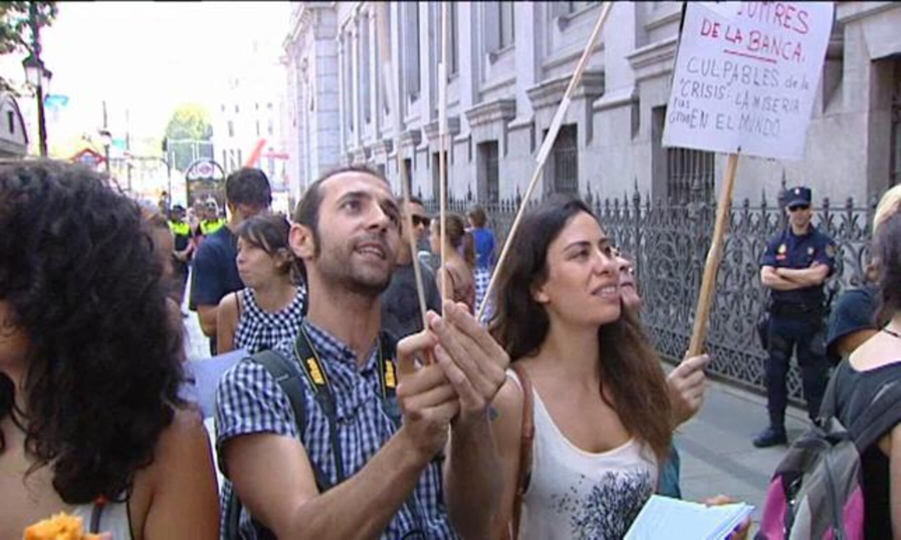 Los «indignados» se manifiestan frente al Banco de España contra las prácticas especulativas