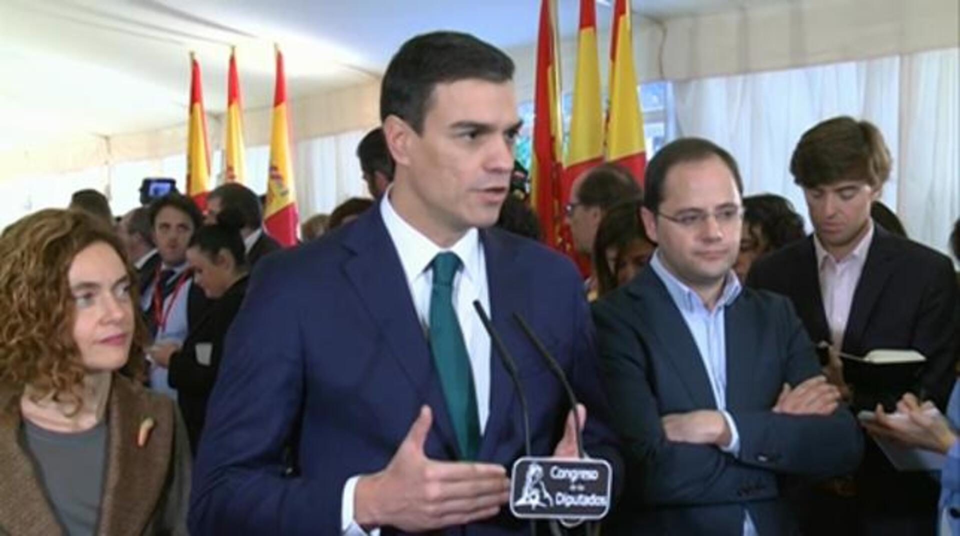 El presidente del Congreso, Jesús Posada (i), saluda al secretario general del PSOE, Pedro Sánchez, en los actos conmemorativos del 37 aniversario de la Constitución