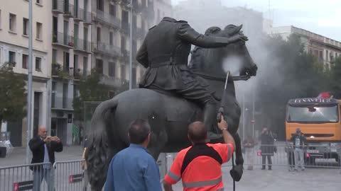 Detalle de la estatua ecuestre con el impacto de un huevo