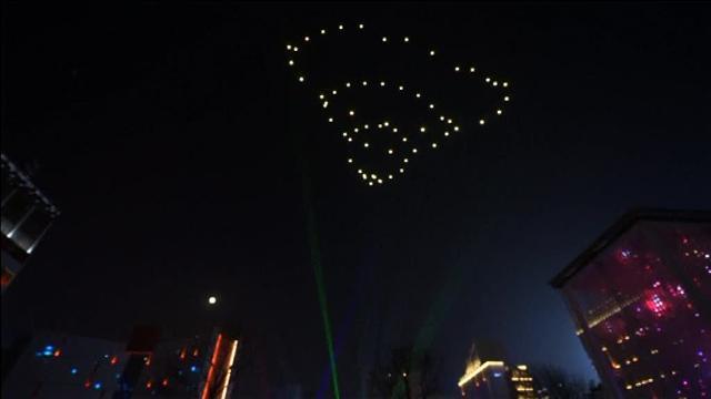Medio millar de drones ilumina el cielo de la ciudad china de Xi&#039;an