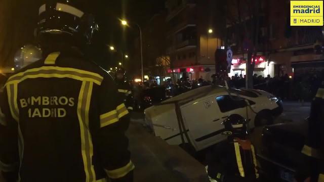 Bomberos de Madrid sacan dos vehículos atrapados en un socavón
