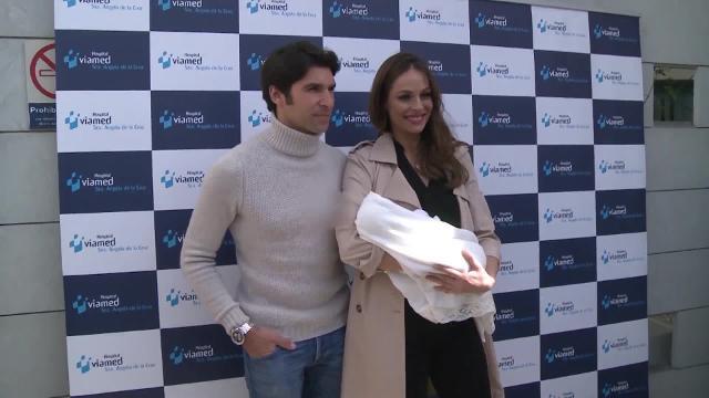 Cayetano Rivera posa con su bebé para celebrar su primer mes