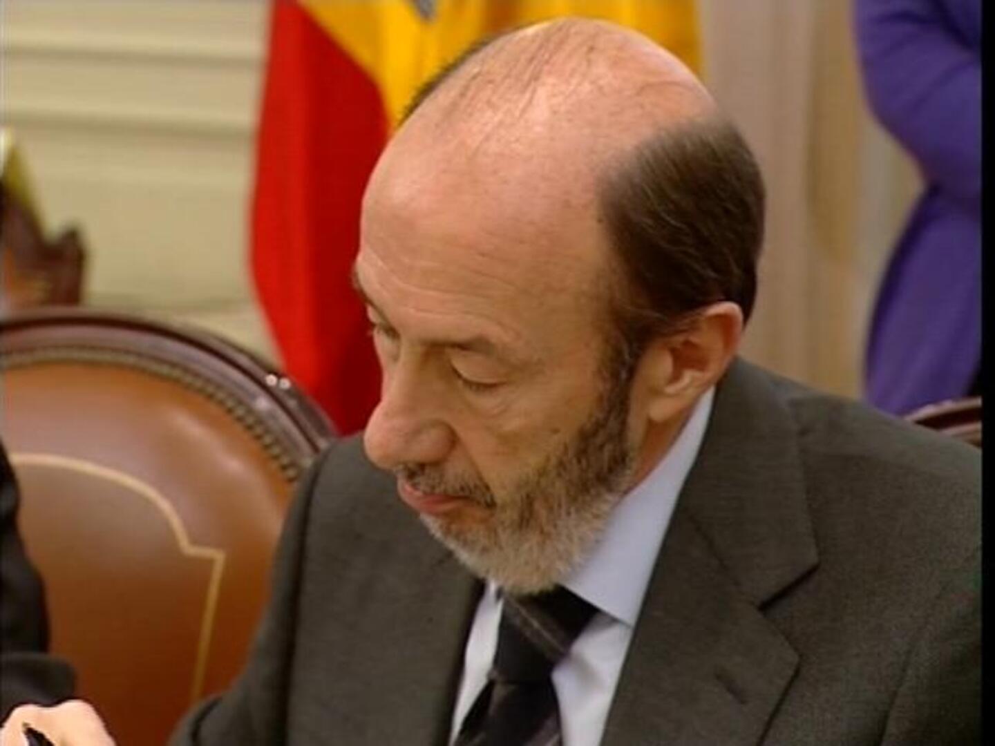 Rubalcaba se marcha por el garaje