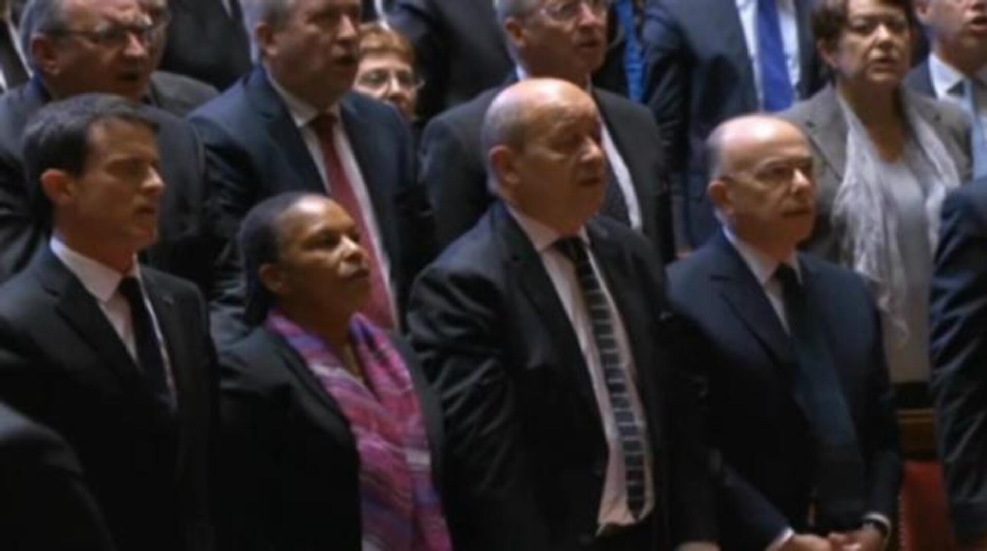 El presidente francés François Hollande y los parlamentarios de las dos cámaras legislativas del país cantan "La Marsellesa" tras el discurso en el Congreso extraordinario en Versalles