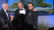 Bono recibe una medalla por su labor humanitaria de manos de Bush