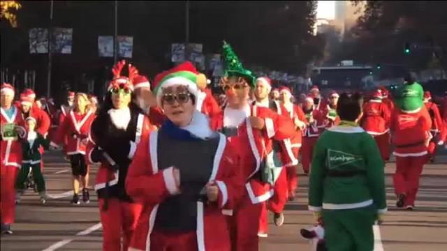 El espíritu navideño toma las calles de Madrid en la tradicional carrera de Papás Noel