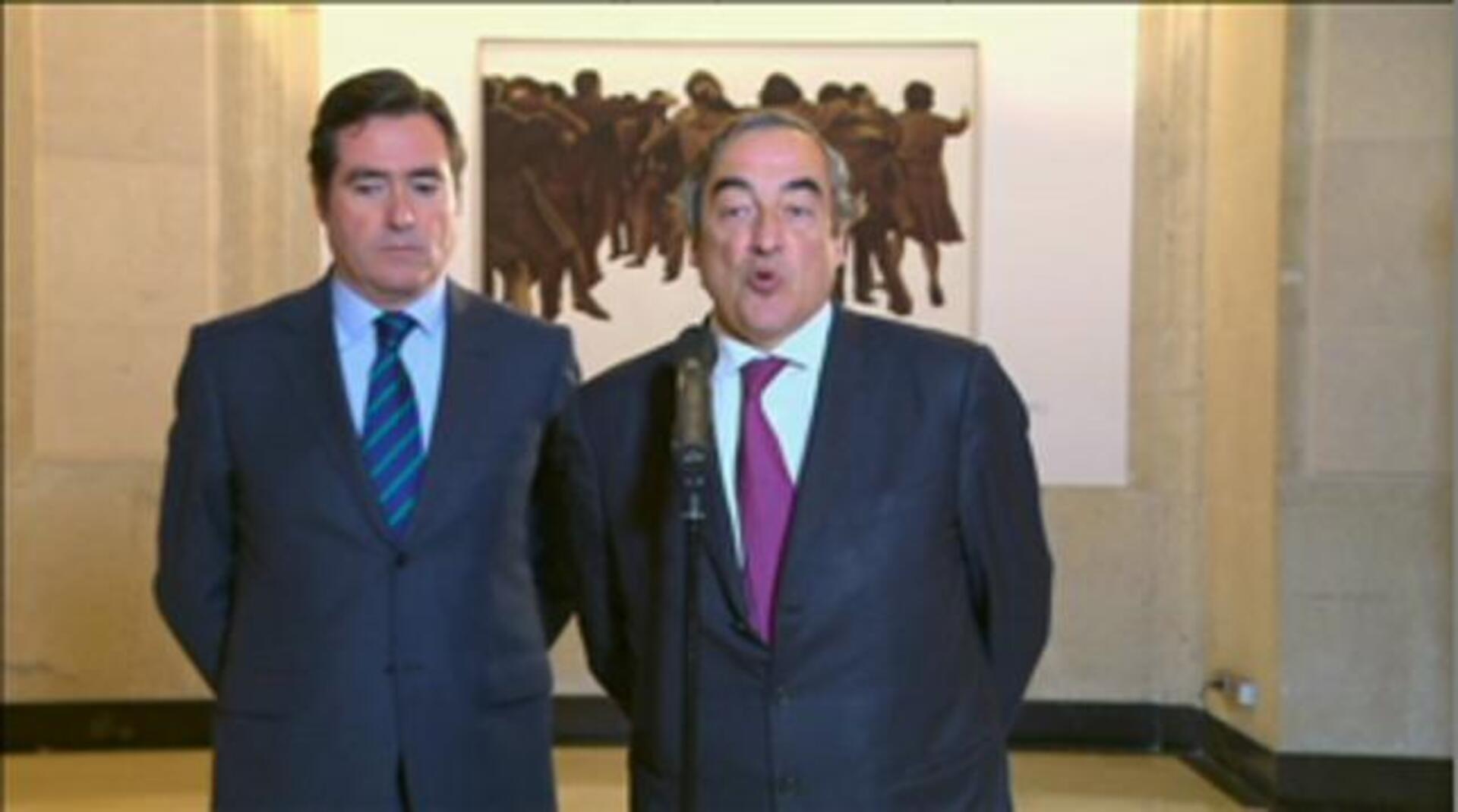 El secretario general del PSOE, Pedro Sánchez (d), junto al presidente de CEOE, Juan Rosell