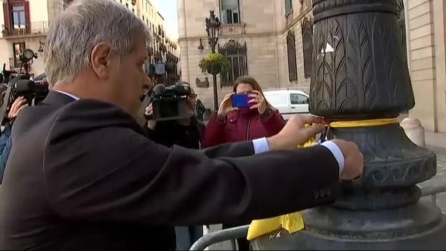 Un concejal del PP retira los lazos amarillos del Ayuntamiento de Barcelona