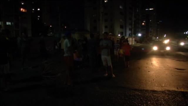 Los venezolanos retroceden en el tiempo y vuelven a vivir a la luz de una vela