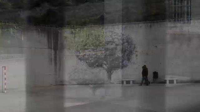 El artista Pejac interviene los muros de la cárcel de El Dueso