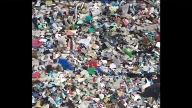 Una oleada de plástico inunda una playa de Tenerife