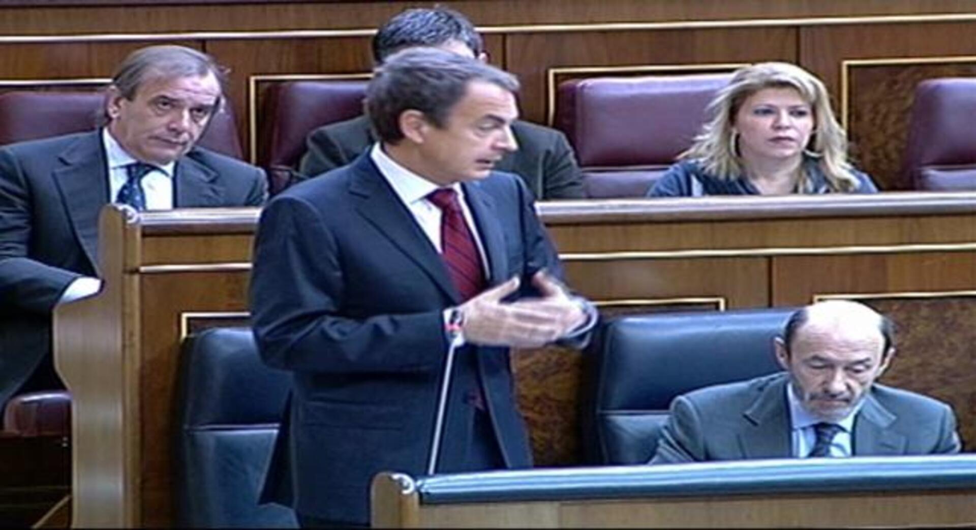 Zapatero presume de sus cambios de criterio: «Es mejor que no tener ninguno»