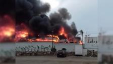 Un llamativo incendio destruye el interior de un chiringuito de Torre del Mar