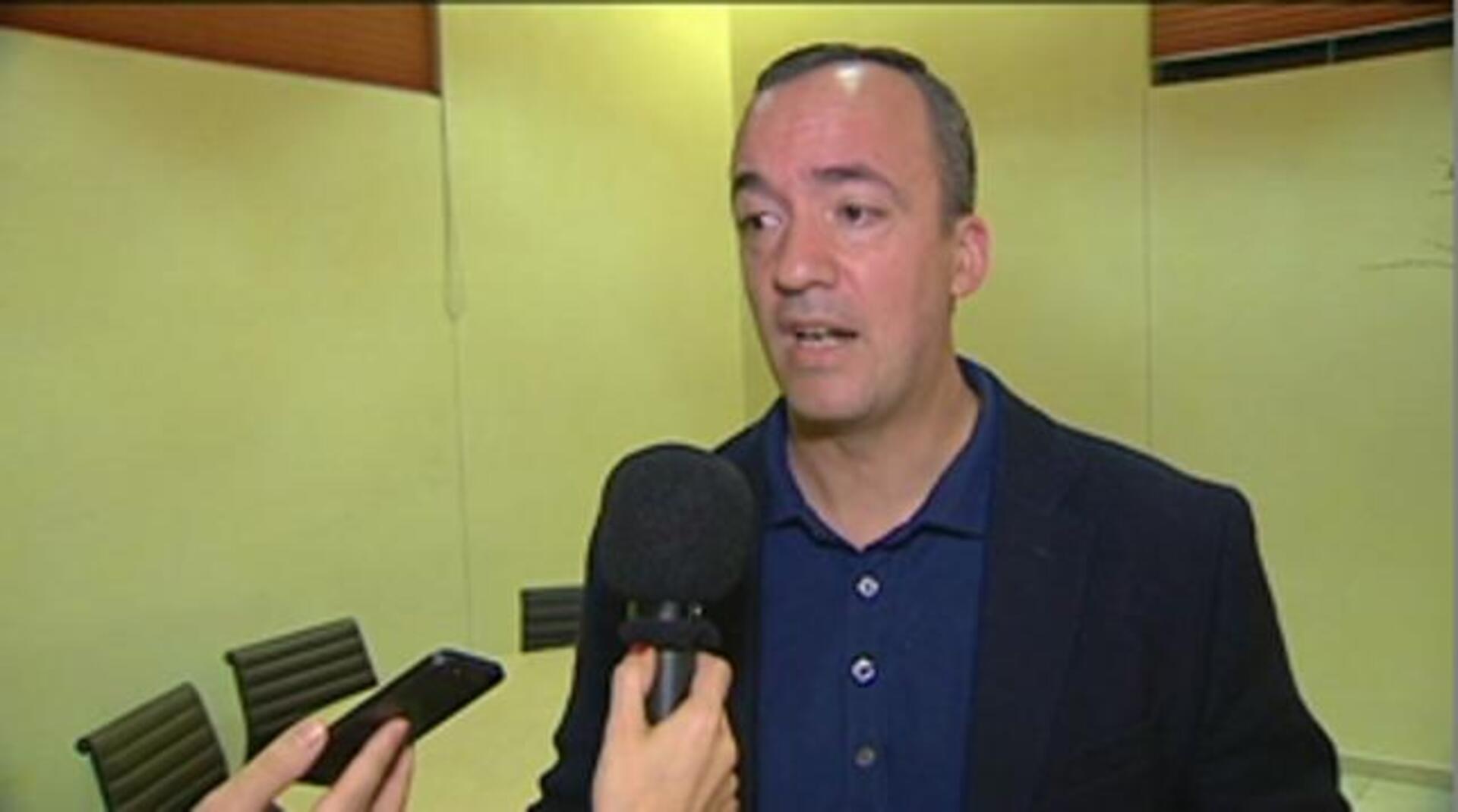 Los refugiados descienden del avión