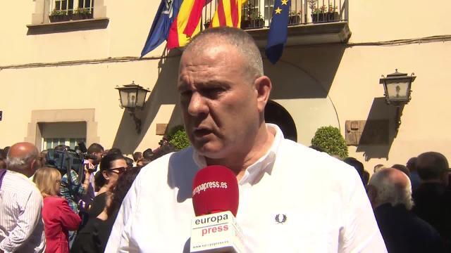 Cola a las puertas del Ayuntamiento de Esplugues para despedir a Carme Chacón