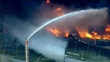 Un incendio en una planta química deja una densa nube negra en el cielo de Melbourne