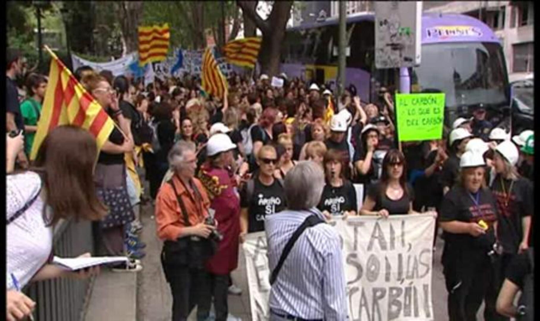 Las mujeres de los mineros son desalojadas del Senado tras protestar por los recortes al carbón