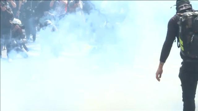 Un activista del movimiento de los chalecos amarillos arroja un proyectil a la policía antidisturbios durante la manifestación del Primero de Mayo