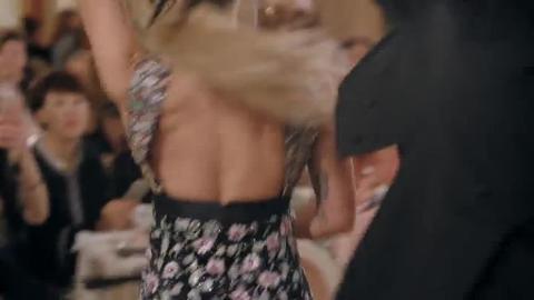 Vídeo: Lentejuelas, terciopelo y pajarita para comenzar el año