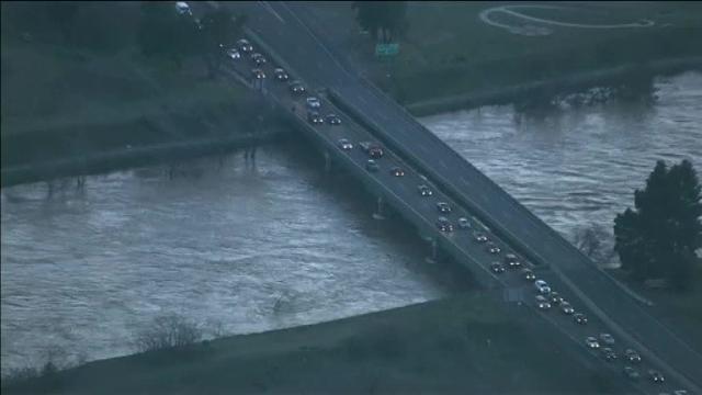 Intentan taponar con rocas un agujero en el desagüe de la presa de Oroville
