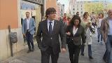 Puigdemont se hacía fotos y comía en un bar mientras desafiaba al Estado con su declaración