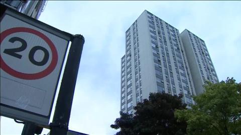 Una vecina londinense, durante la evacuación de su vivienda en el polígono de Chalcots