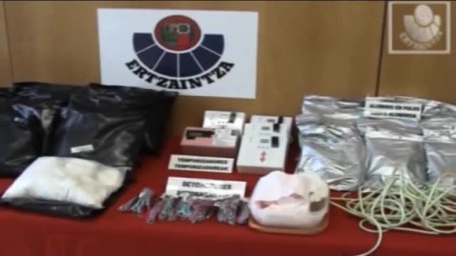 La Guardia Civil localizó en Irún un zulo con siete bidones con material explosivo