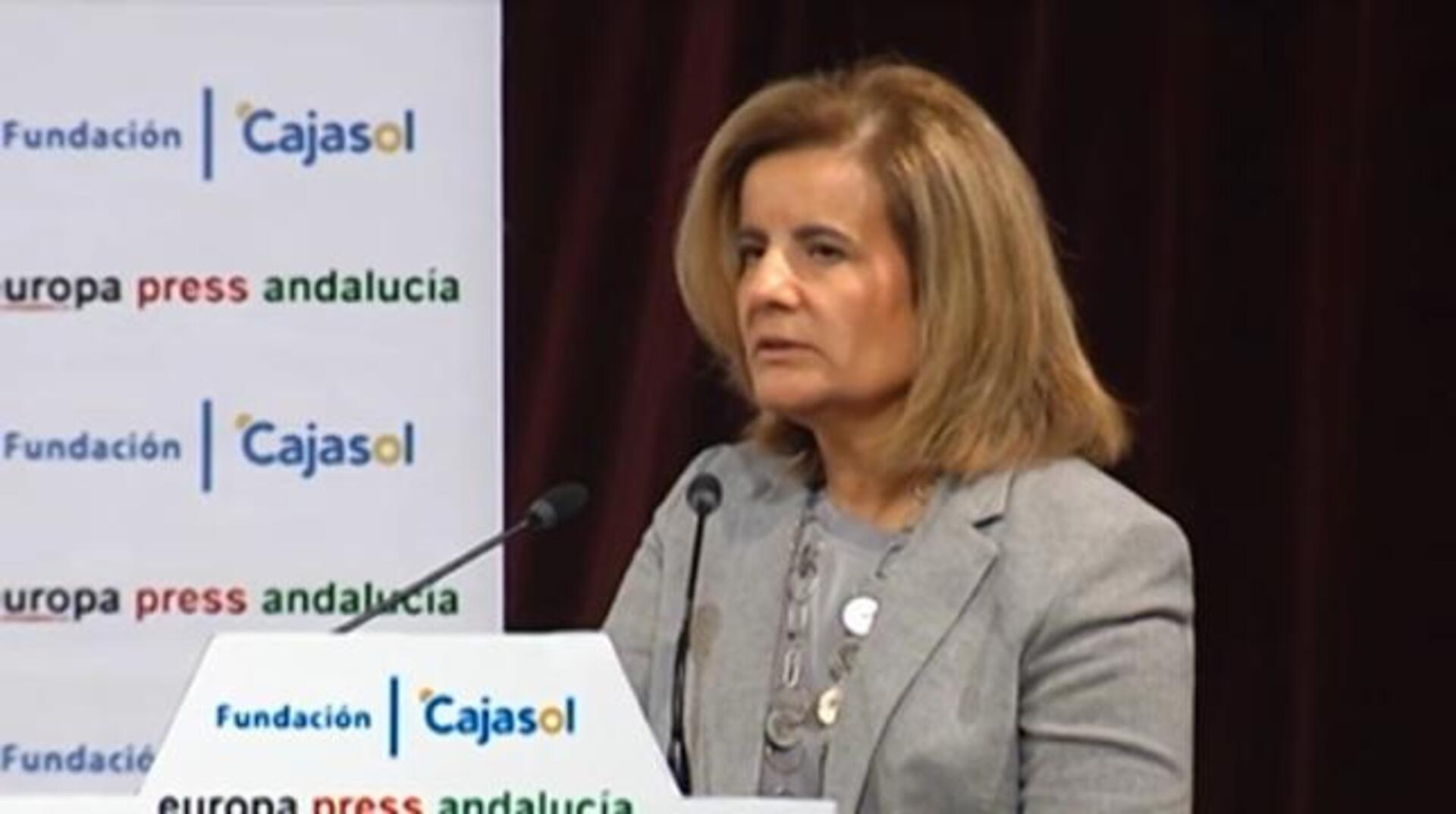 Fátima Báñez asegura que el Gobierno subirá el salario mínimo