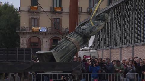 Derriban una estatua de Franco en una exposición en Barcelona