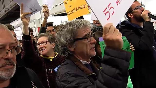 Protesta en el salón de la Enseñanza de Barcelona por la presencia del Ejército