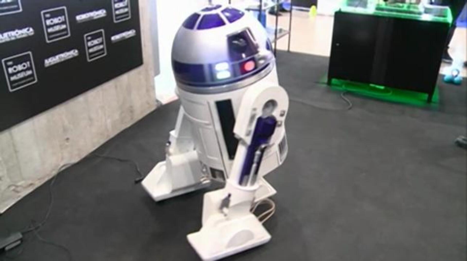 El robot Pepper, desarrollado por Aldebaran Robotics, interactúa con niños en la Global Robot Expo