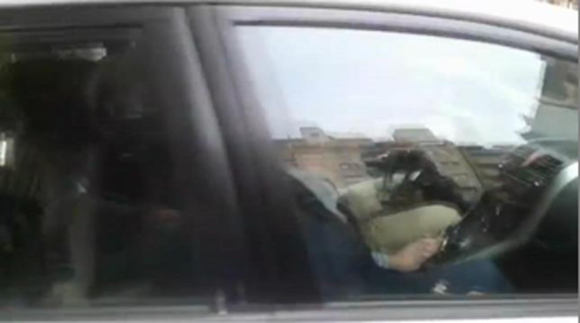 Imagen del coche que ha trasladado a Rus tras el registro de su domicilio