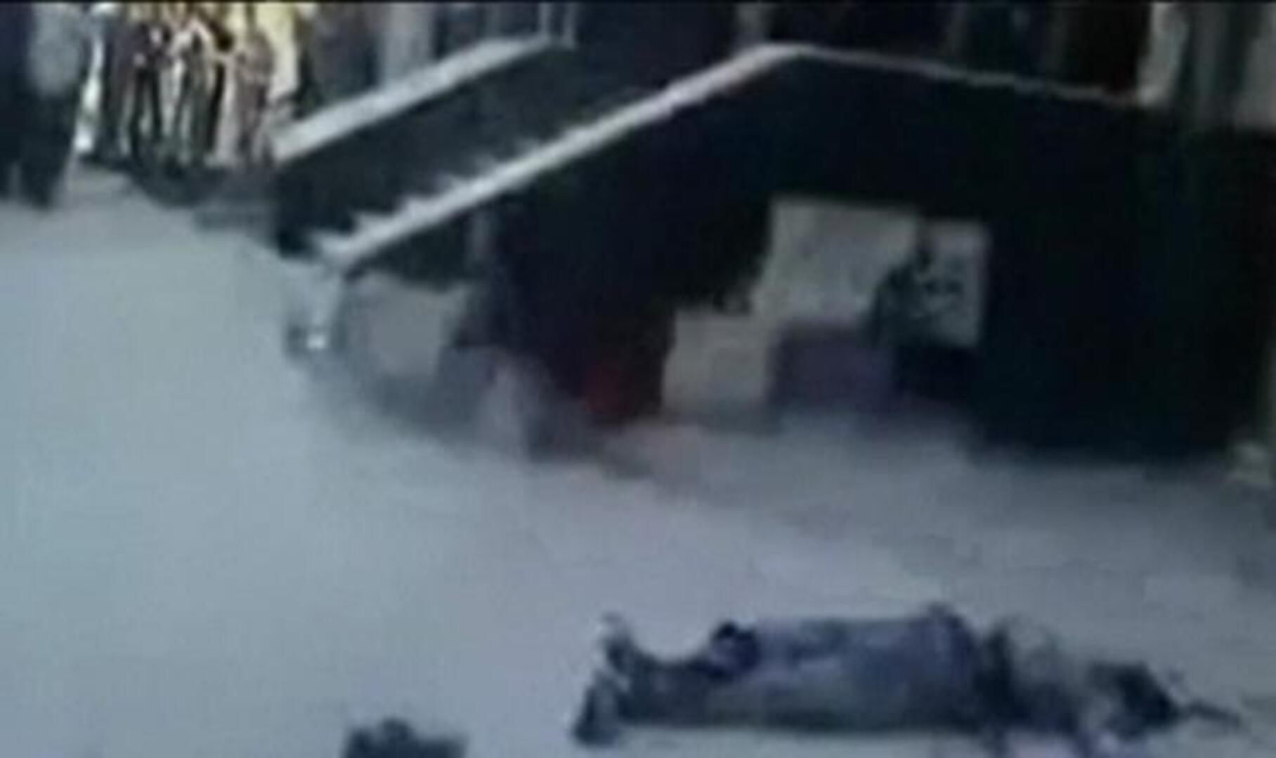 Vídeo: rebeldes sirios arrojan cadáveres desde una azotea en Alepo