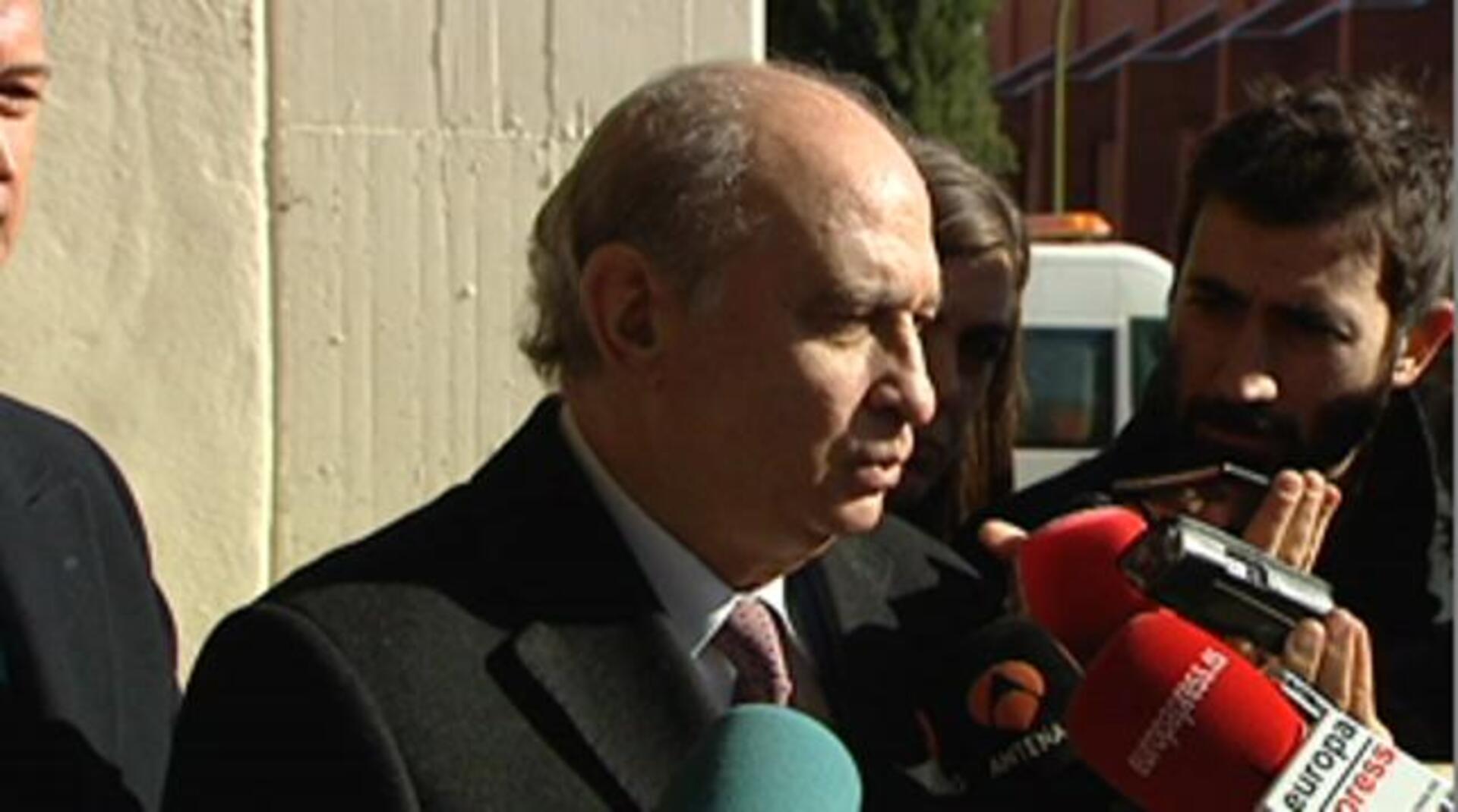 El ministro del Interior en funciones, Jorge Fernández Díaz, acompañado por el director de la Guardia Civil, Arsenio Fernández de Mesa (2-d), ha presidido hoy en Aranjuez el acto de entrega de despachos a 201 nuevos tenientes de la escala de oficiales de la Guardia Civil