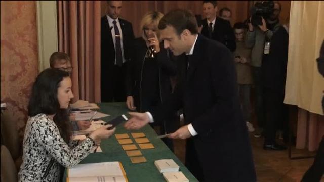 Macron vota en Le-Touquet
