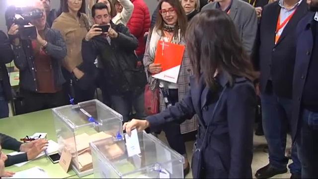 Arrimadas vota tras la negación de saludo de una de las componentes de su mesa electoral