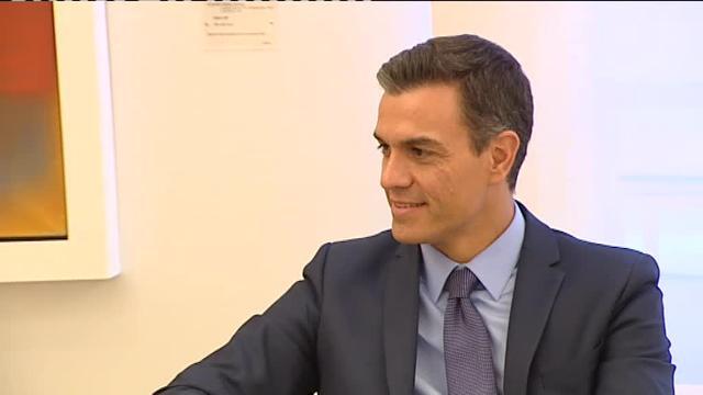 Pedro Sánchez recibe en Moncloa al fundador del Foro Davos