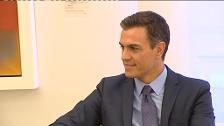 Pedro Sánchez recibe en Moncloa al fundador del Foro Davos