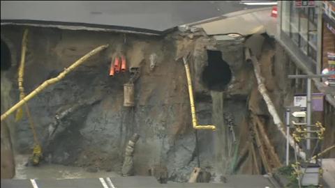 Un gran socavón corta una avenida en el centro de Fukuoka al suroeste de Japón