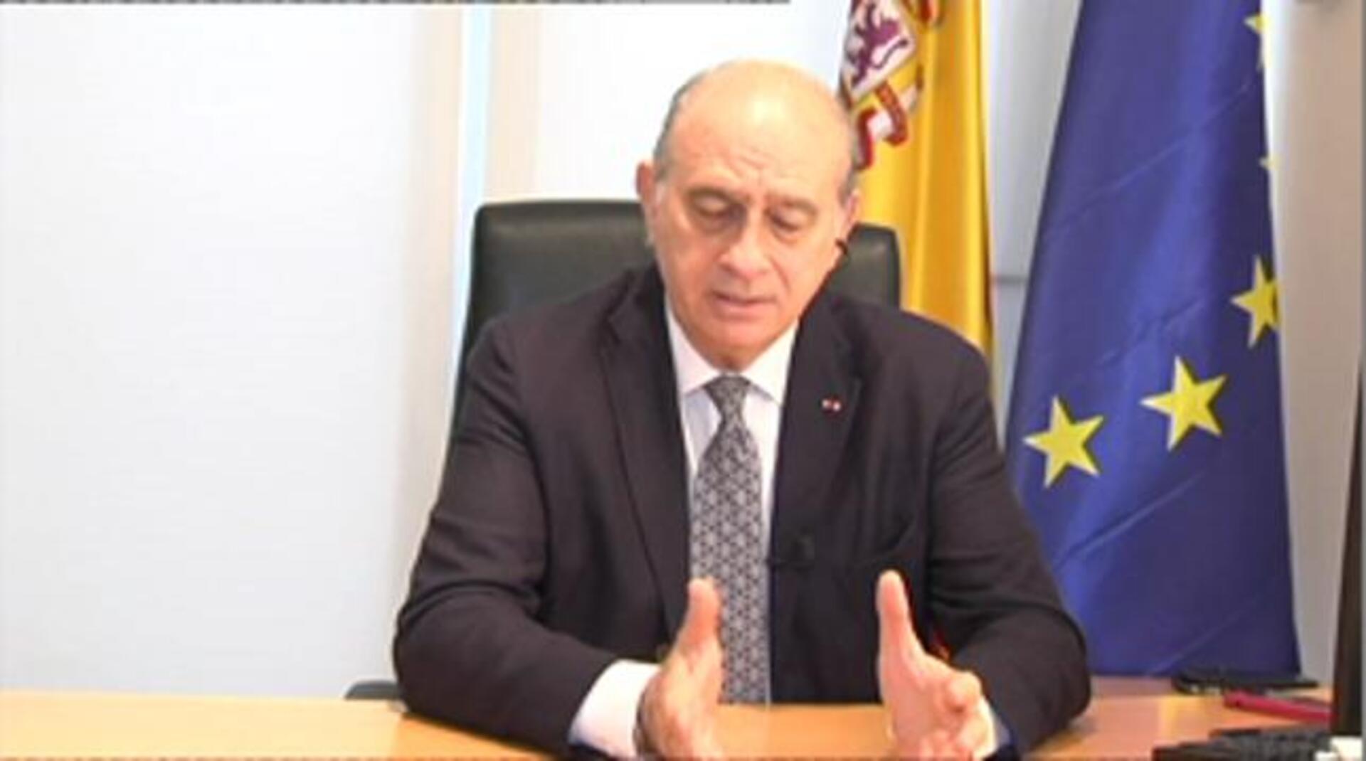 Fernández Díaz firma en el libro de condolencias instalado en el vestíbulo de la residencia del embajador de Francia en España