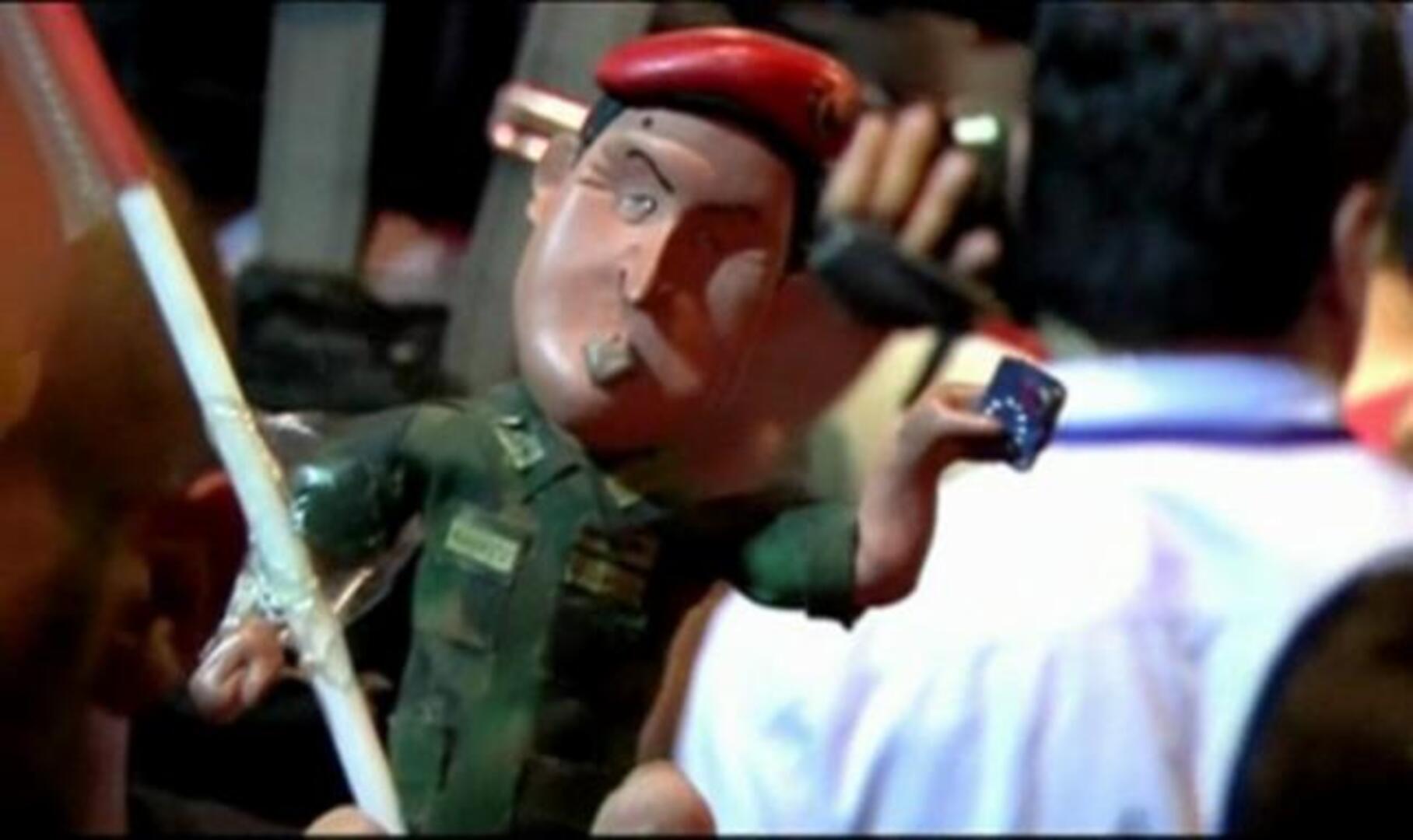 Chávez celebra su triunfo en el balcón del pueblo