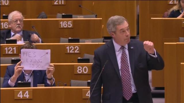 Vídeo: Un eurodiputado laborista sabotea a Farage en el Parlamento Europeo mientras defiende a Trump