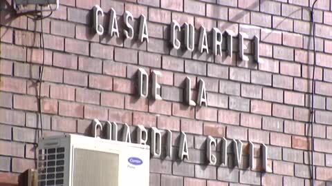 La madre de Diana sujeta un cartel con la imagen de su hija