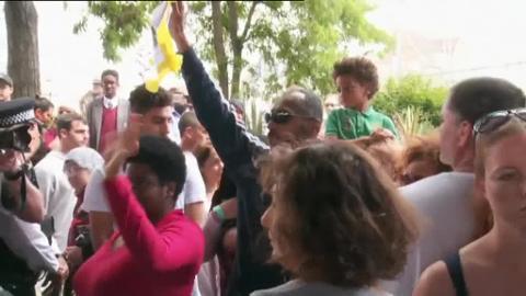 La Reina da una lección a May y visita a las víctimas de la torre incendiada en Londres