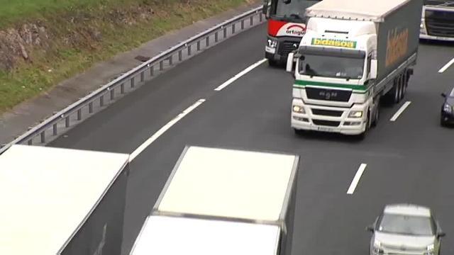 Multada una mujer por conducir su camión mientras amamantaba a su bebé